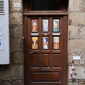 Porte recouverte de portraits - France  - collection de photos clin d'oeil, catégorie portes